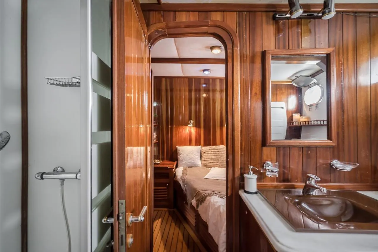Spacious Yacht Hotel Barcelona City Center 5 Cabins Botel